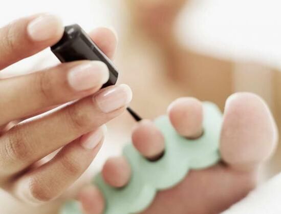 küünte töötlemine küünelakiga seeninfektsiooni korral